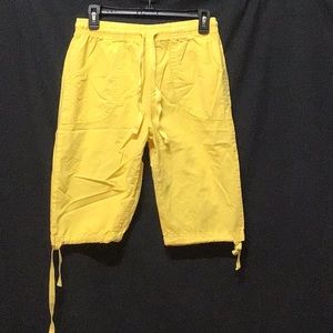 Rag Top yellow tie at the knee capris. Size small